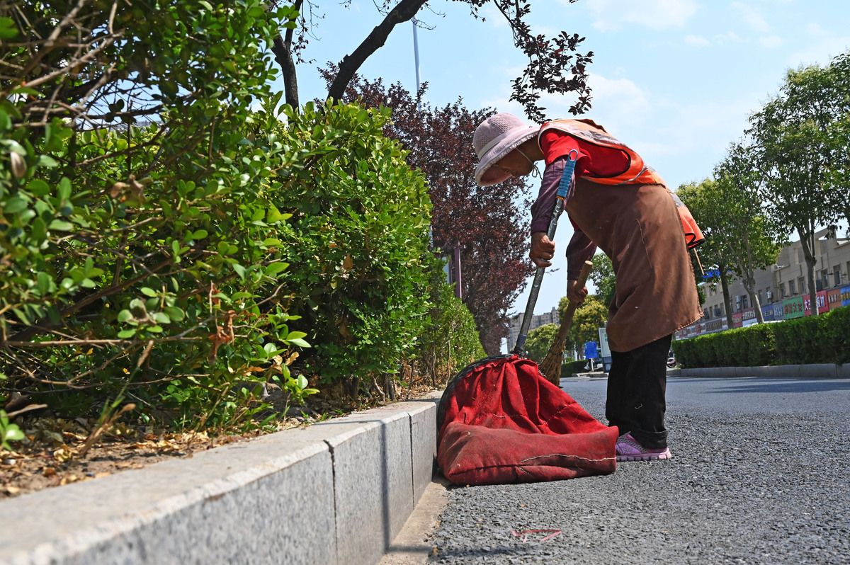 朝农街道社工站举办关爱环卫工人送清凉活动，传递社会温暖