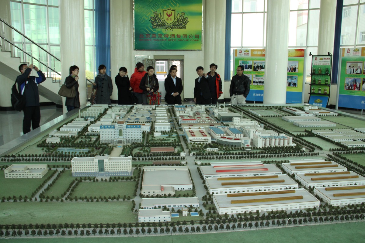 2011年3月7日,参观者正在参观北京燕京啤酒股份有限.+