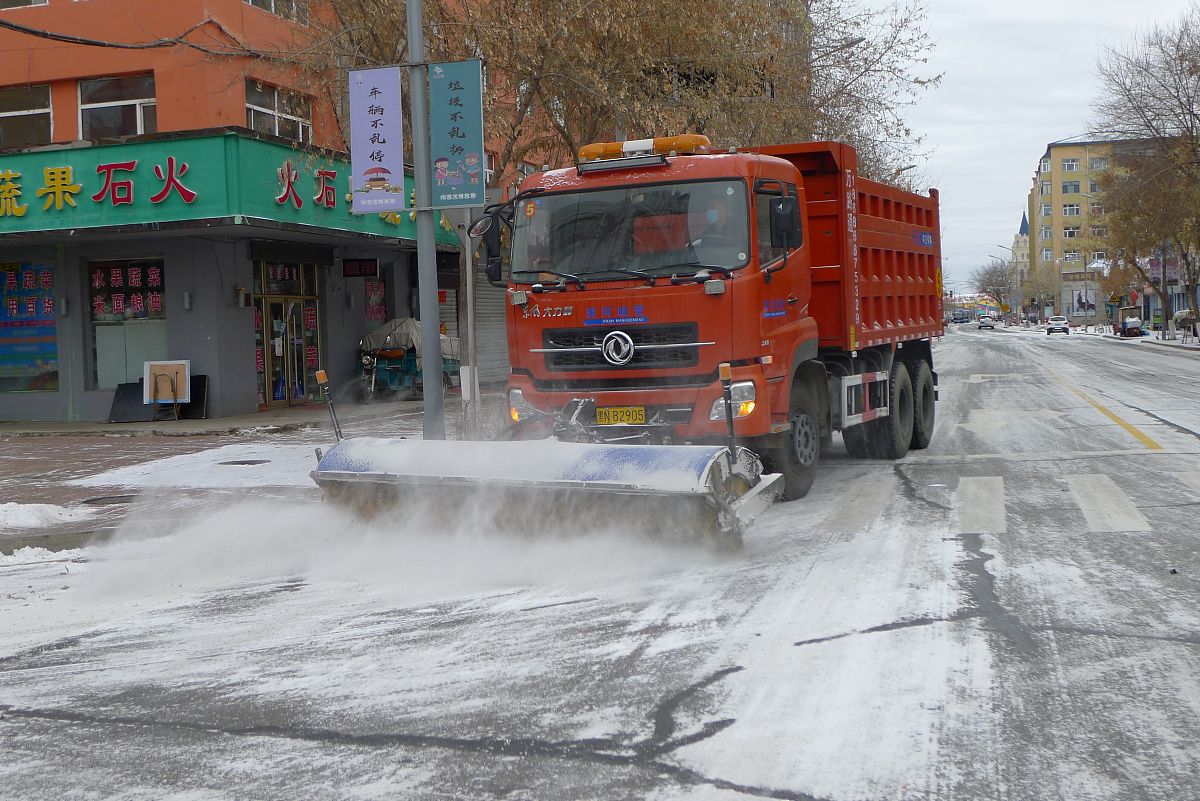 深圳市环卫公司安全部门分成：月度安全排查、交通安全培训、生产安全培训写一份月刊2000字