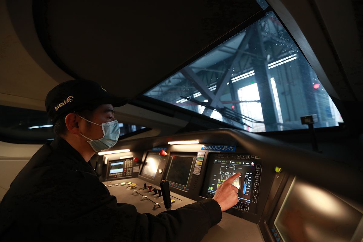 驾驶员如何开高铁 神秘的火车驾驶舱堪比电影大