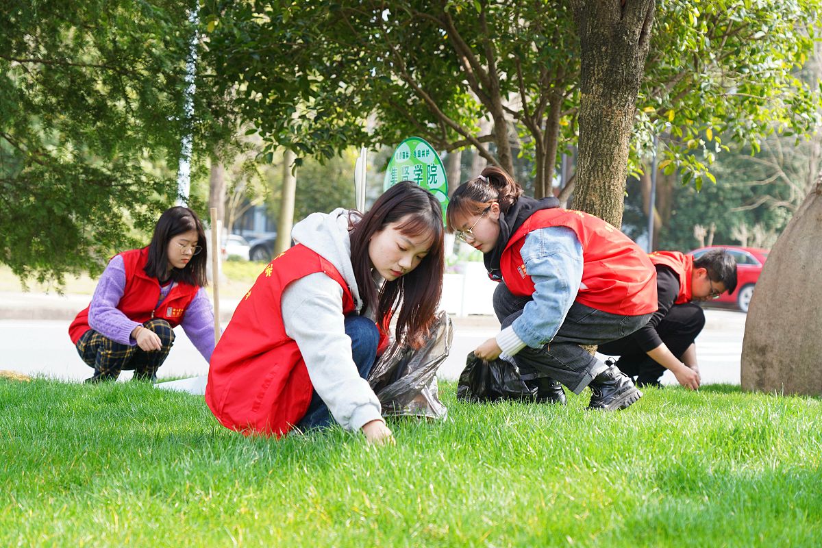 周五爱国卫生日：校园卫生大整治，为学生开学营造良好环境