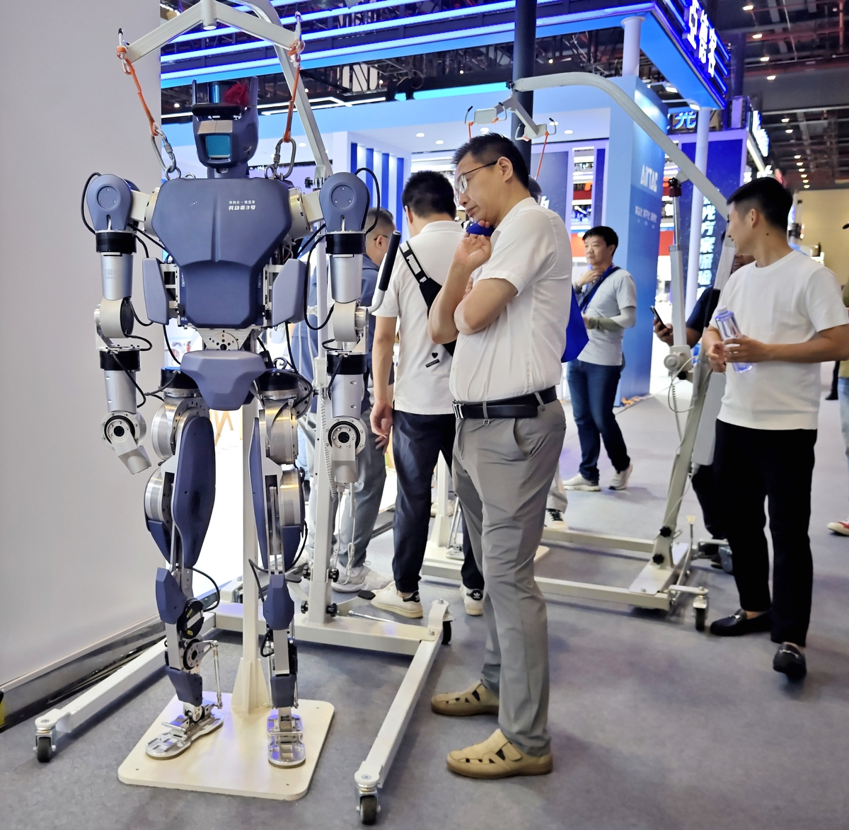 从社会发展贡献方面阐述康复机器人技术相关研究的意义