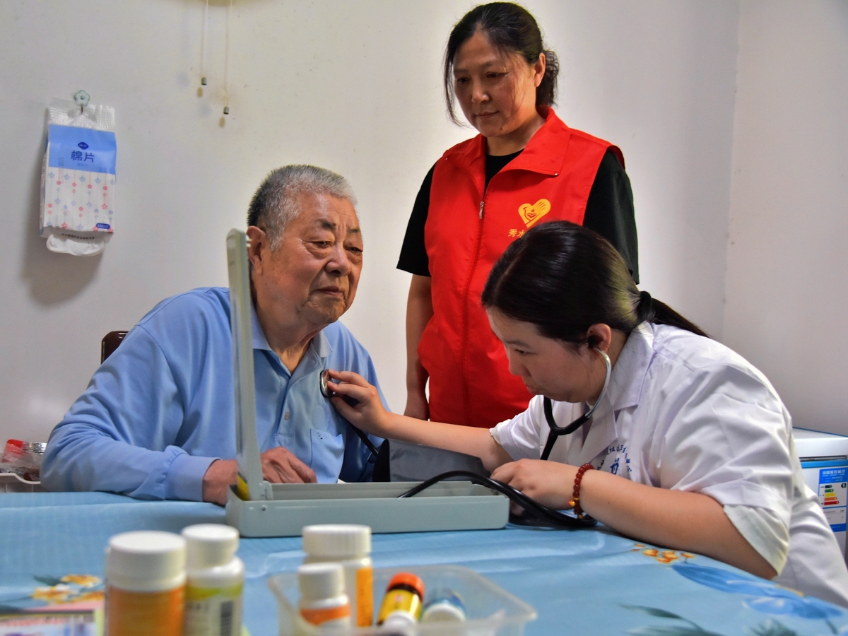 论述社区老年人慢病管理工作的工作体会写成一段话格式不少于500字。