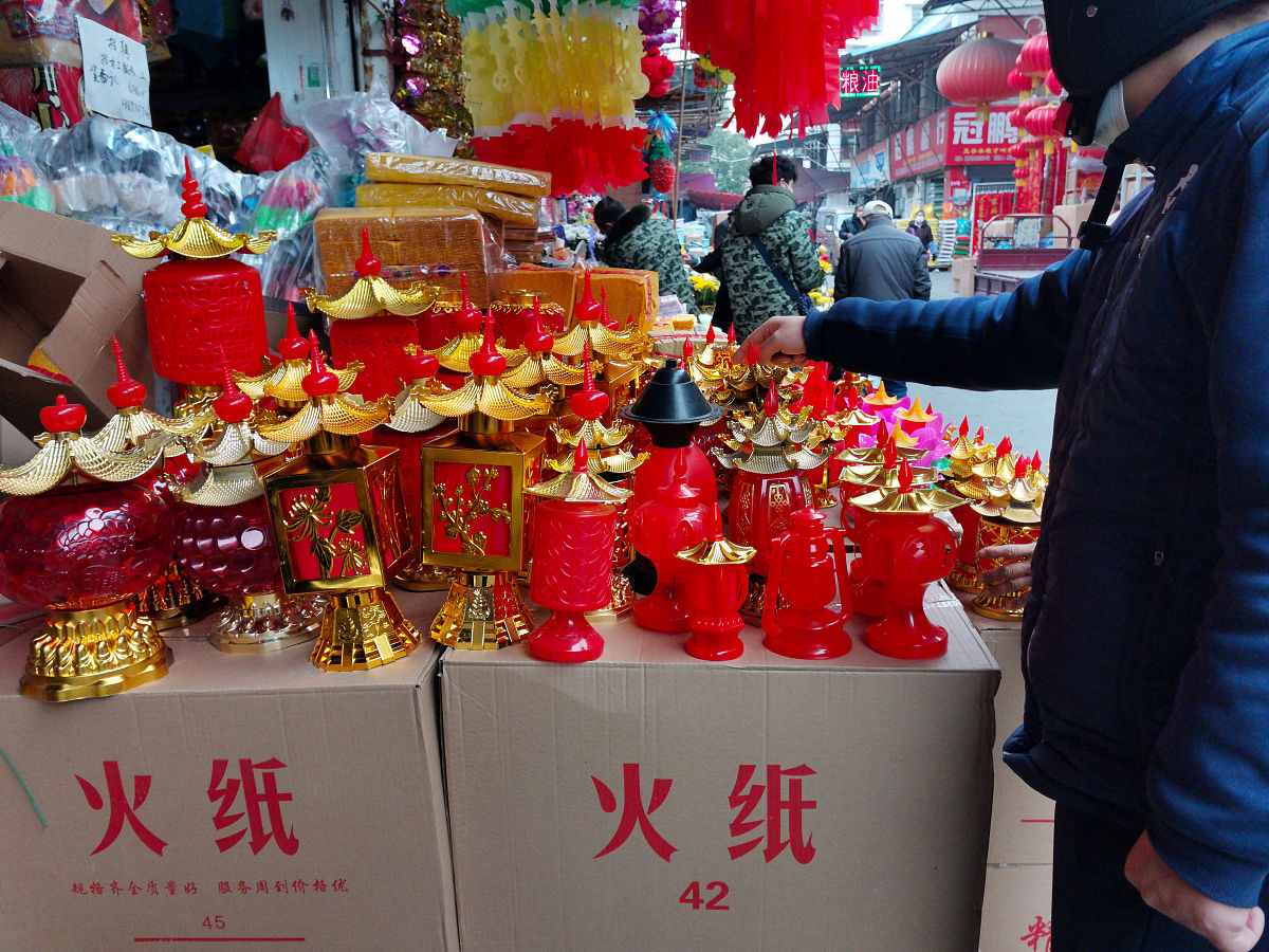2021年1月31日,湖北宜昌,市民采购除夕祭祖用品.