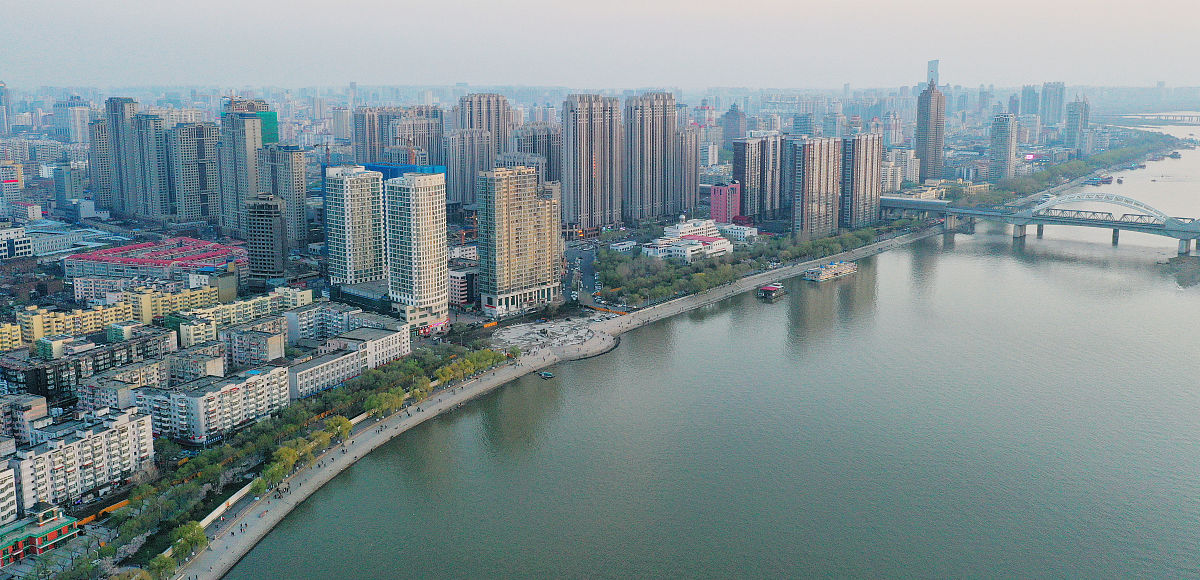 2021年5月1日,黑龙江省哈尔滨市,五月春暖,从道外松花江上俯瞰,沿江绿