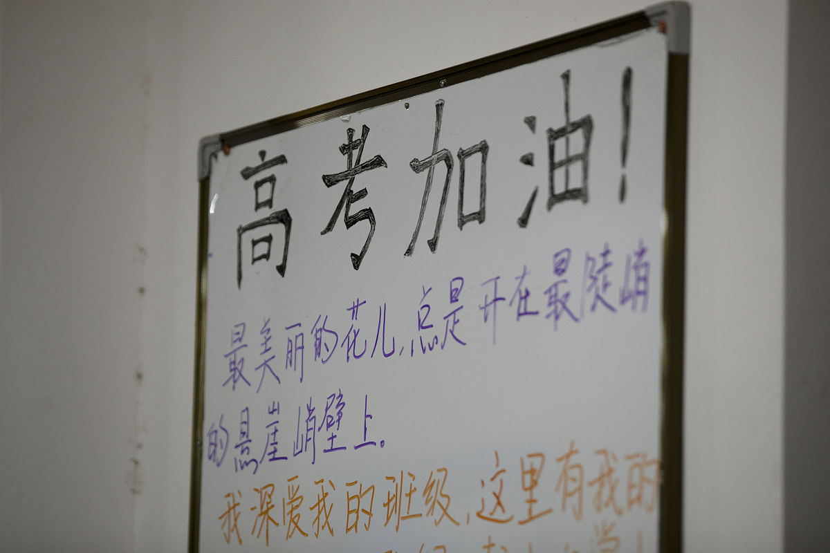 把下面文章重新排序编写需要根据下面内容贴近描述文章故事1998年龙江省尚北一中十七号考场。齐磊怔怔地看着窗外视线穿过葱翠的杨树林定格在校外一间门脸房上——《潮流音像店》。隐约有一道歌声穿透力极强灌进耳膜。仔细辨认是张学友的《一千个伤心的理由》真潮流啊！僵硬着脖子收回目光身前一张课桌映入眼帘。好吧这课桌就更厉害了纯实木无拼接贴个牌子放在高档家具城光桌板就值个千八百的。就是有点旧都掉漆了不知多少位神人