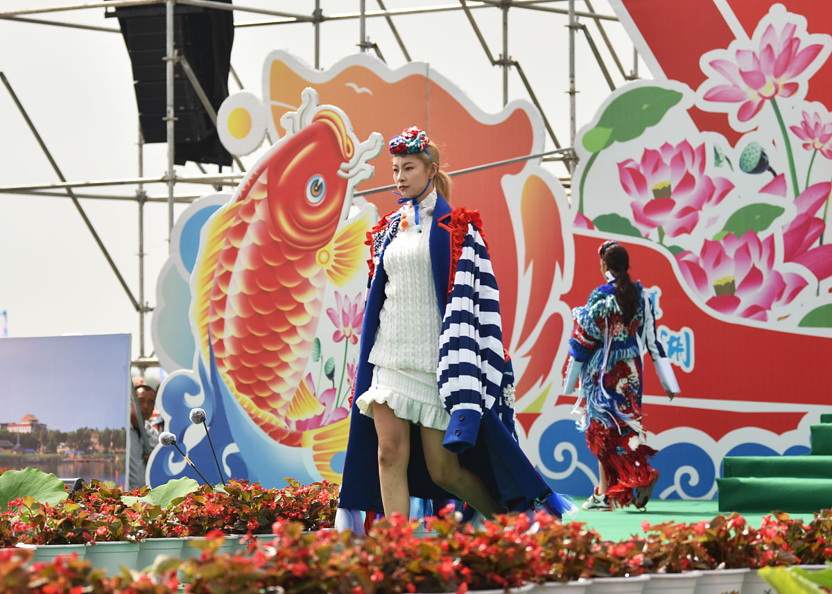 2021年7月10日,吉林松原,查干湖,独具地域特色的蒙古族服饰展.