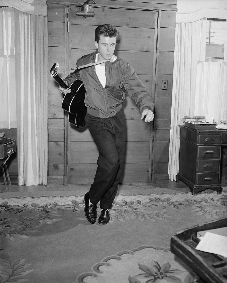 《毕业生》: 20世纪60年代美国社会背景下，本杰明内心孤寂与异化的体现