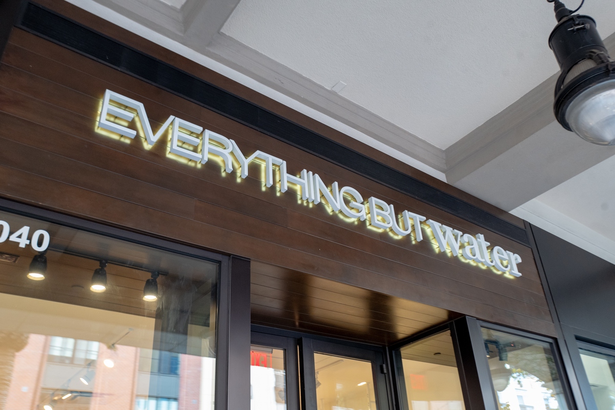 写一篇门头设计的宣传视频脚本