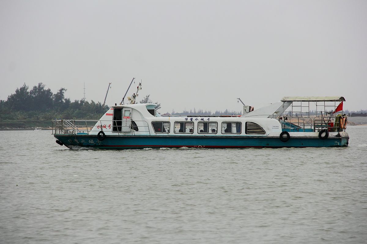 写一首诗每句话5个子一共8句要包括：1 火山景观丰富的海口火山 2 著名的宋庆龄祖居 3 闻名世界的火箭发射 4 亚洲政治、经济、文化重要论坛的博鳌亚洲论坛 5 美丽的玉带沙滩 6 先进的航天育种基地 7 具有浓郁历史文化氛围的骑楼老街。