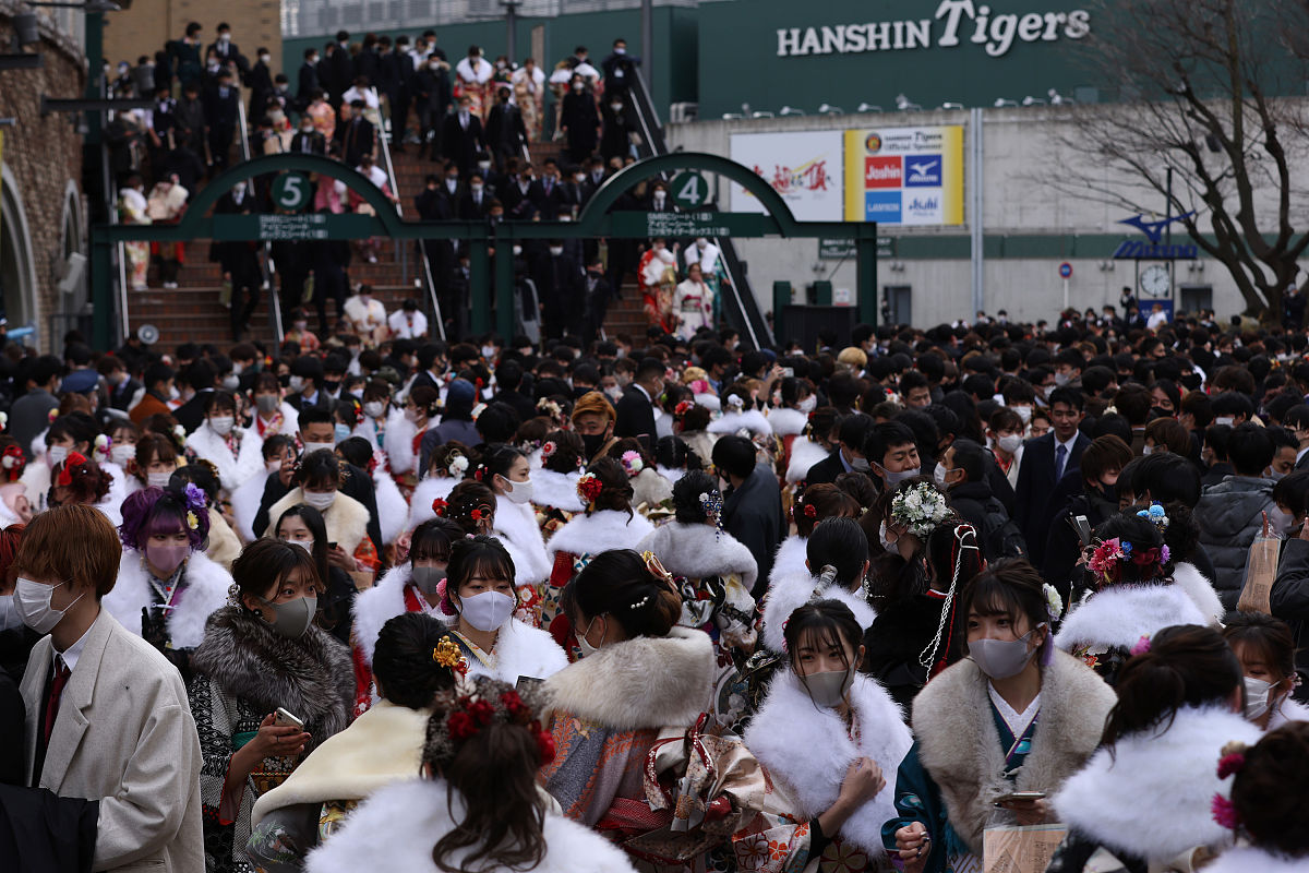 当地时间2021年1月11日,日本西宫市,阪神甲子园球场上户外成人礼举行.