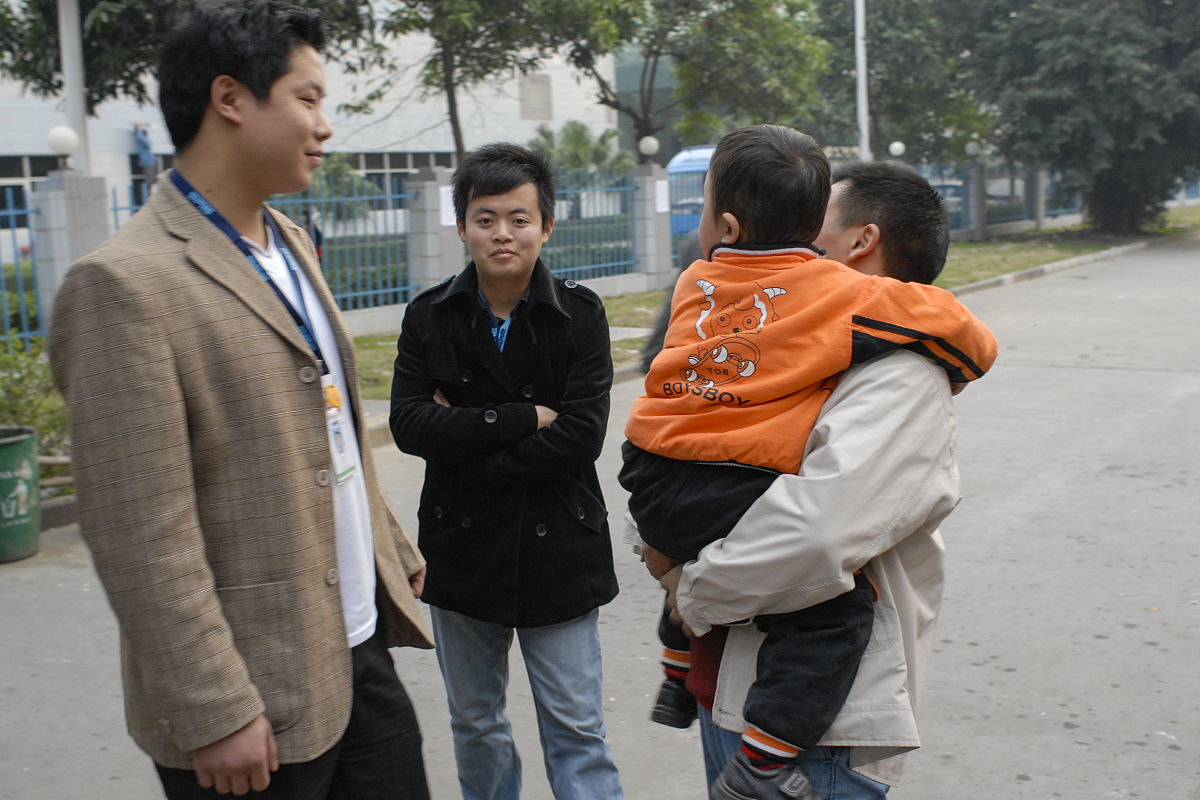 聋哑男子辛苦捡瓶被抢，痛哭背后的无奈：是愤怒还是被忽视？