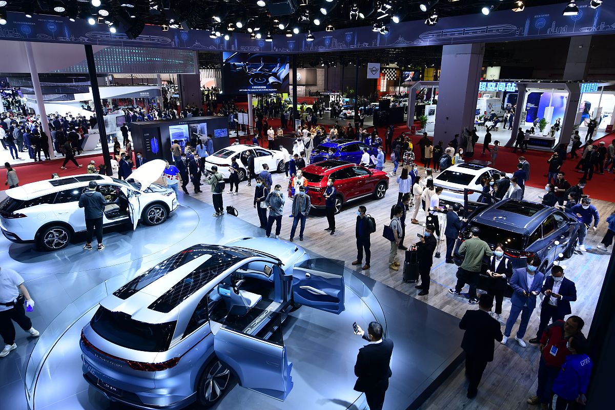 我是负责销售线索及客户管理的比亚迪产品经理为了优化线索及客户管理系统我计划出差上海车展请结合系统产品经理的工作帮我写一下上海车展调研的调研目的