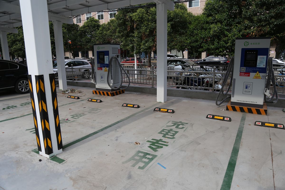 我有一卡通系统、停车场系统、信息发布系统、楼控系统、空间场景、设备场景六个产品我希望用一个概况的解决方案名字让客户一看到就了解我的全部产品内容要有创意一点