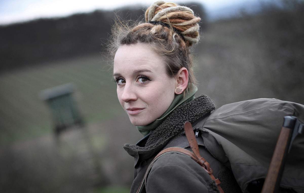 饥饿游戏：爱丽丝的采访 - 勇敢女孩的生存故事