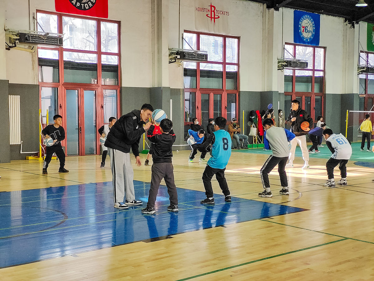 小学篮球课安全保障：场地、装备、教练、学生和急救准备