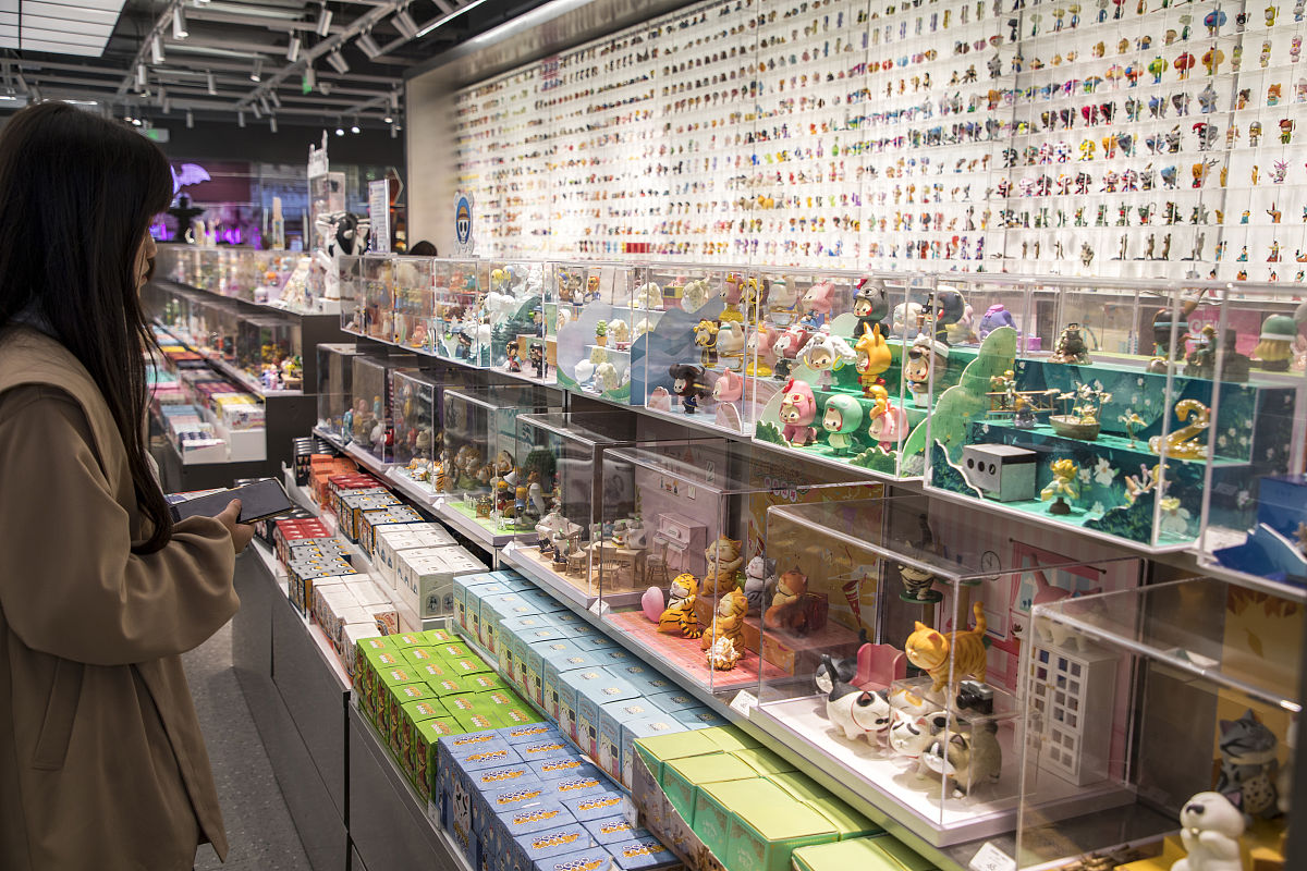 潮玩手办：少女占卜师在人潮涌动的街头