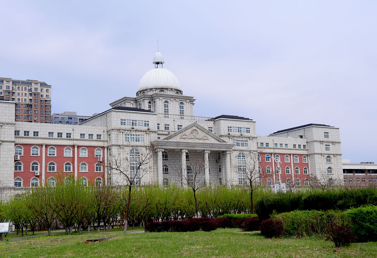 2017年4月23日,辽宁沈阳,在沈阳师范大学,一座酷似美国国会大厦的建筑