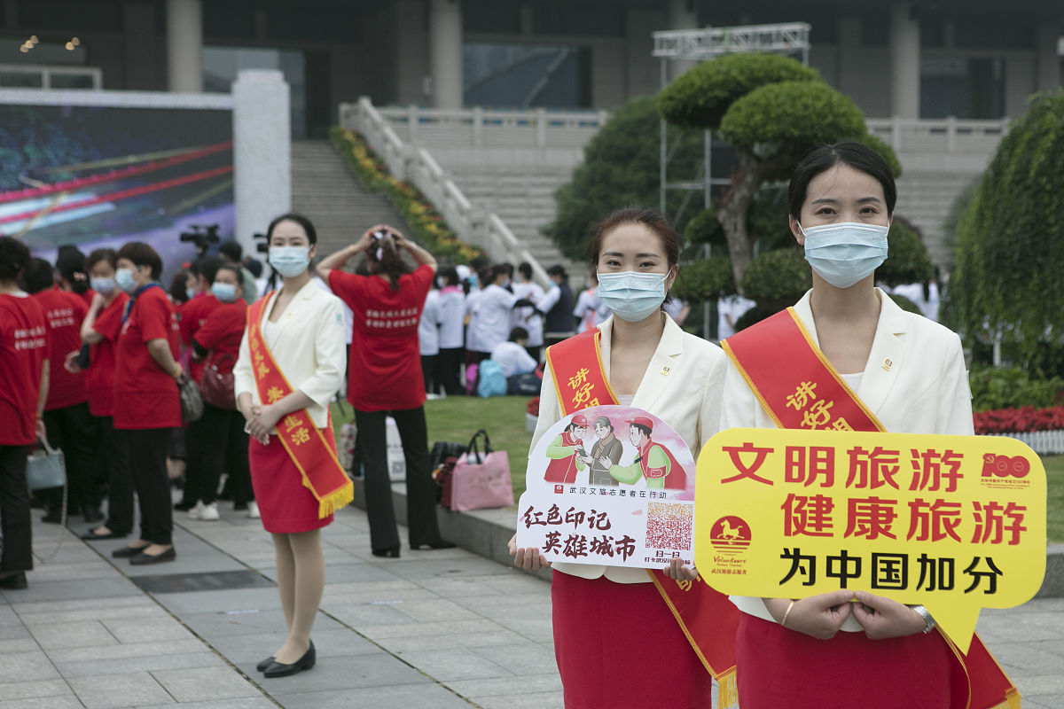 禁 足 可可是某小学的五年级女生。2020年春节刚过爸爸妈妈作为医院的骨干就其他医护人员一起去武汉支援抗疫了把她和她的小狗木木送到了爷爷家。 过了两天爸爸妈妈跟她和爷爷视频时说武汉目前有很多人家缺口罩如果家里口罩多的话可以捐一些。家里并没有存多少口罩可可想了想拿出自己带来的口罩对爷爷说∶爷爷我也拼一些吧。我粉尘过敏同学们给我送过口罩我不能只接受别人关心却不关心别人。我可以两星期不出门这样就能省下不