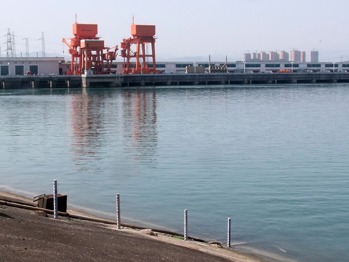 2018年4月2日,湖北宜昌葛洲坝水库水文站.
