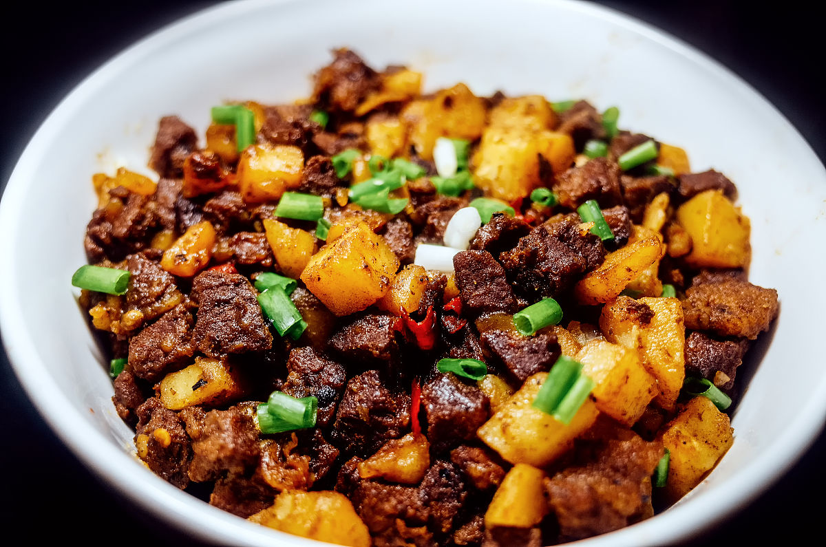 土豆牛肉和酱香卤肉：中华美食的经典美味