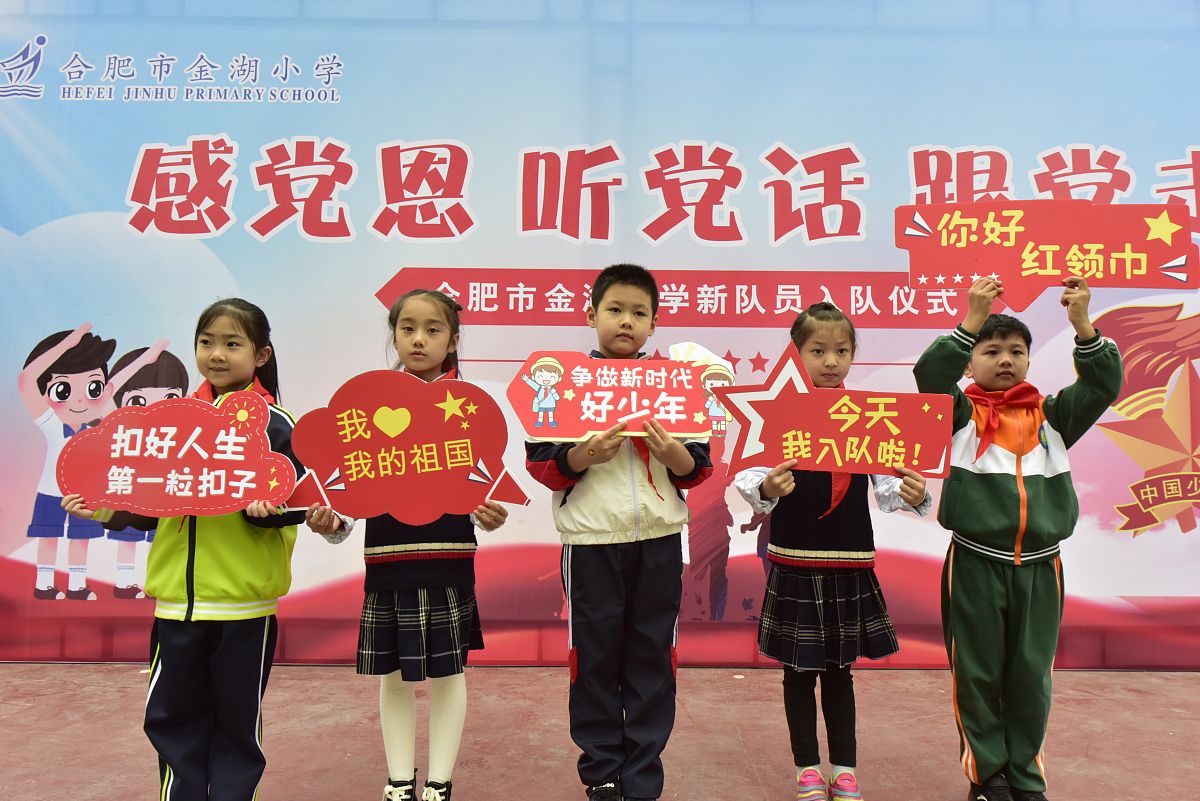 不仅仅是学校里的专职辅导员还包括各级少工委主任、大队辅导员、中队辅导员和校外志愿辅导员等所有从事少先队工作的人员。队伍建设是加强少先队工作和整体师资队伍建设的关键环节也是党和国家一直致力于推进的重要工作。为此应该采取积极措施不断提高队伍素质。改写和完善这段话