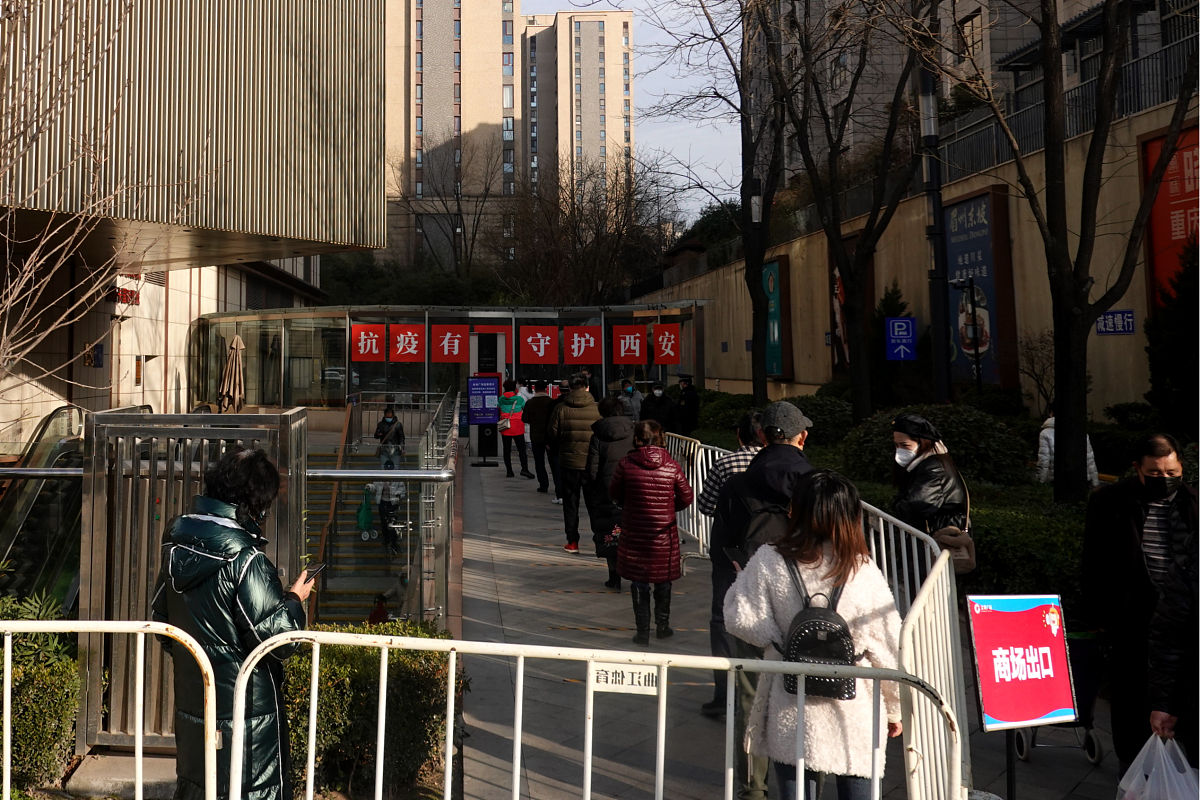 2022年1月15日,西安市雁塔区曲江市民在超市排队采购物品.