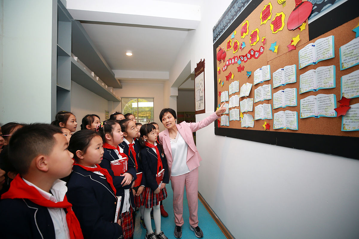 2021年4月23日,在浙江省东阳市吴宁第一小学图书馆内,老师带领学生观