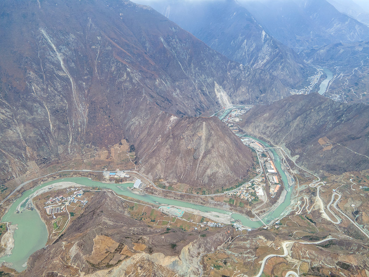 用500字描述在雅鲁藏布江的拉贡河口建水电站的优势。