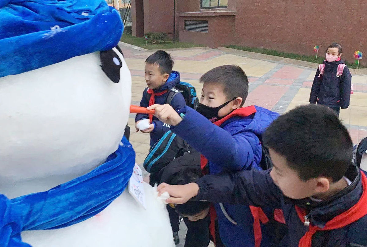 2020年1月6日,成都校园内布置了雪人.(如需下载使用,请务必署名 王红
