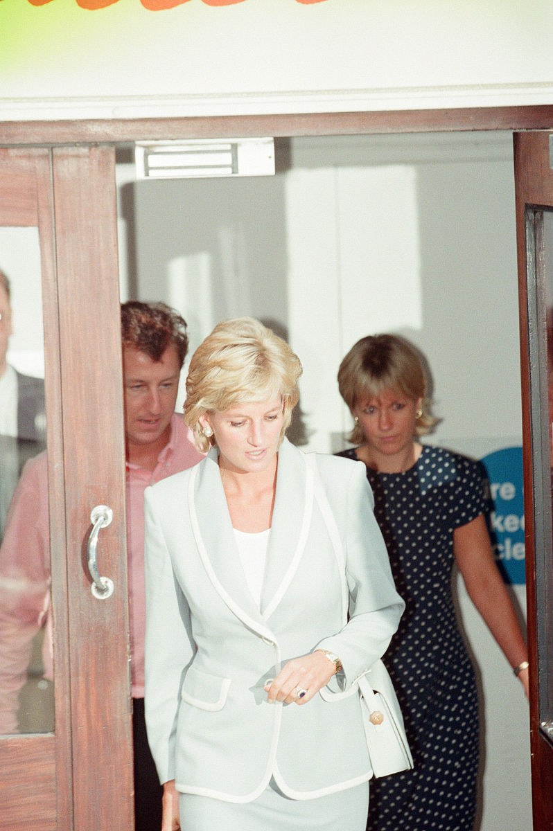 用真实的新闻采访案例案例说明采访在2019年纽约市一位华裔女孩获得了美国Presidential Scholar称号成为全美范围内仅有的161名荣膺该称号的学生之一。她以惊人的高分在SAT和AP考试中取得了优异成绩这让纽约的华人社区为之振奋。当时《侨报》记者就采访了这位学生及其家人从他们身上收集了许多新闻素材。采访中记者询问了学生的学习经历、学习方法、家庭背景和她对未来的规划等问题。同时他还咨询了