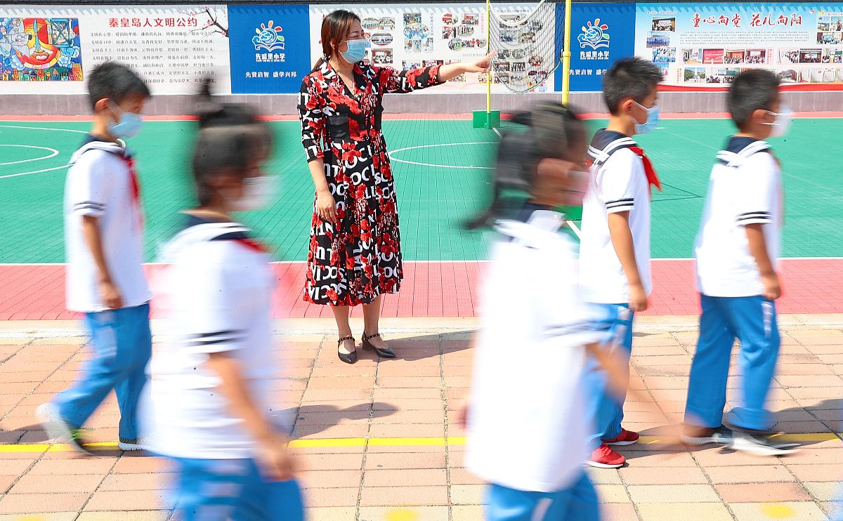 2021年9月1日,河北省秦皇岛市海港区先盛里小学教师指导学生有序出入