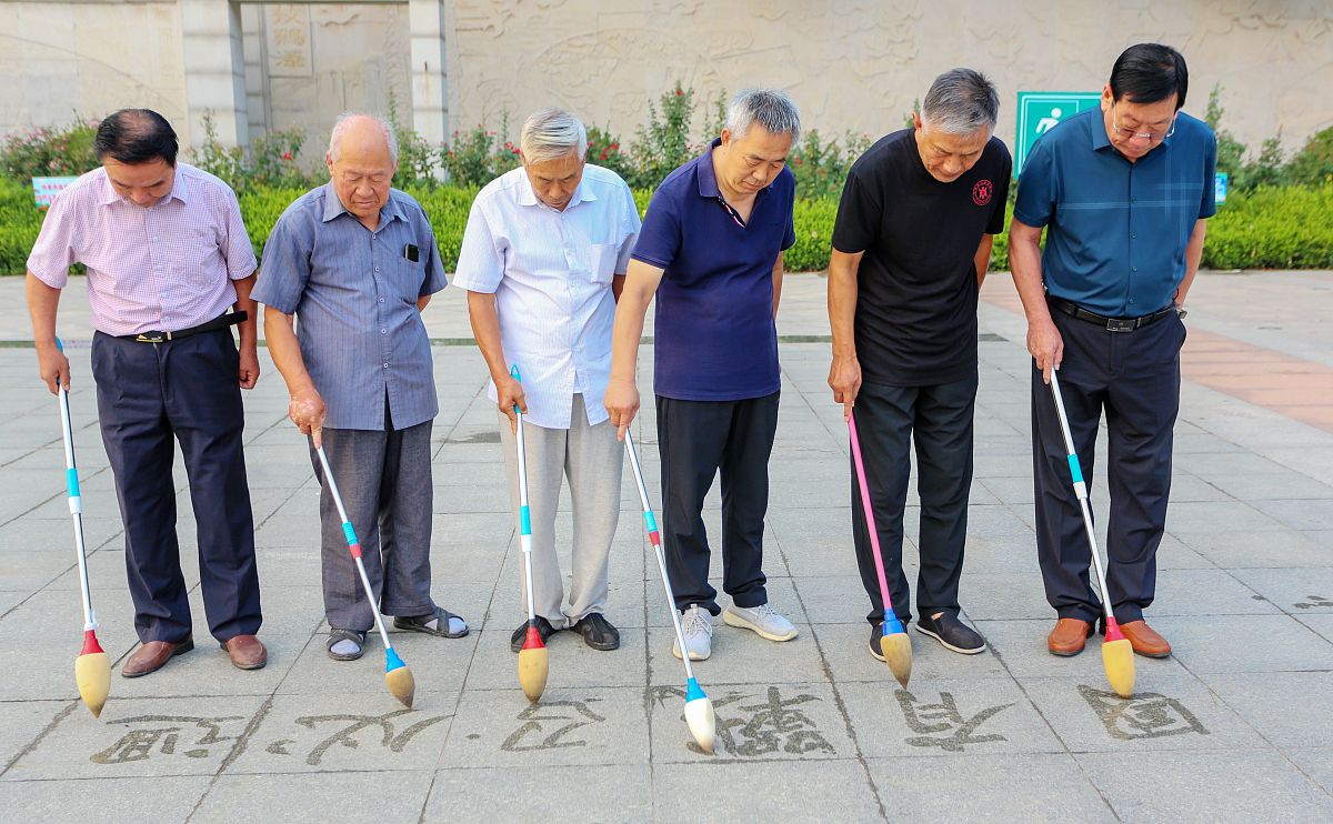 2020年7月29日,河北邯郸鸡泽县退伍老兵参加书法活动迎接中国人民解放