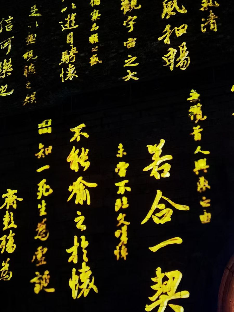 2021年2月16日,南京,中华门城墙上传来悠扬的"南京白局"吸引了很多市