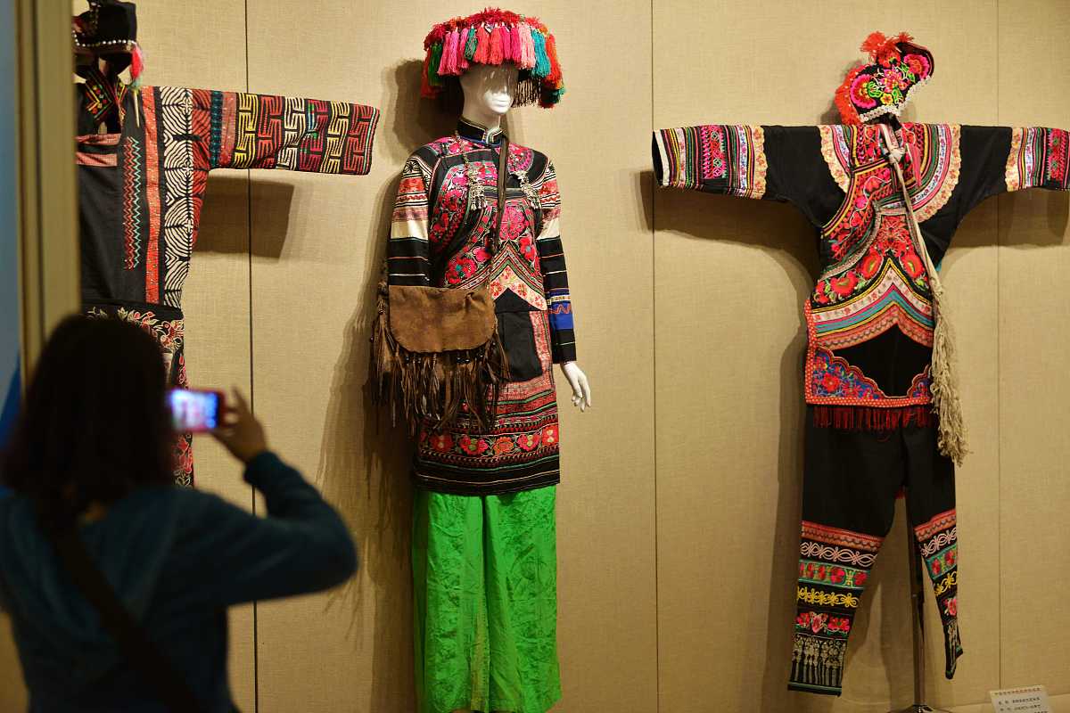 2014年10月13日,上海,游客正在参观中国彝族服饰精品展.