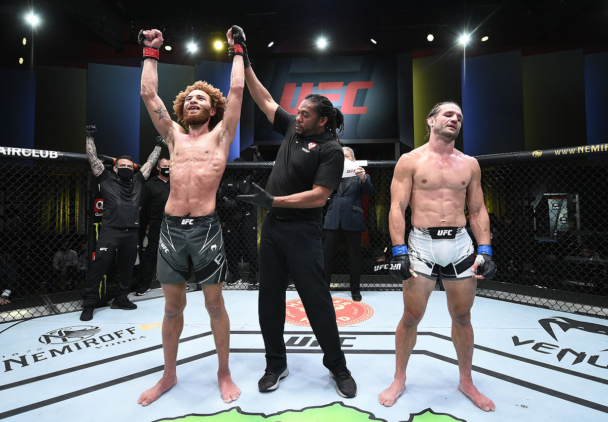 以专业解说的角度解说一下WWE 第1538期 巴伦科尔宾击败户泽阳的比赛