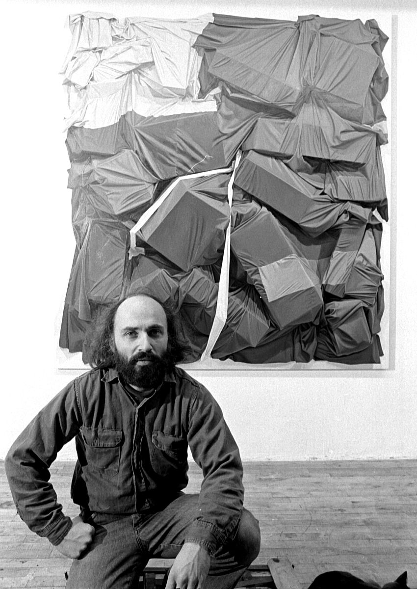 当今现实生活中还存在着形形色色的套子请以生活中的别里科夫为题写一个300字左右的片段刻画当今现实生活中某些人的形象要求：描写生动、细节典型能展示套子的本质。