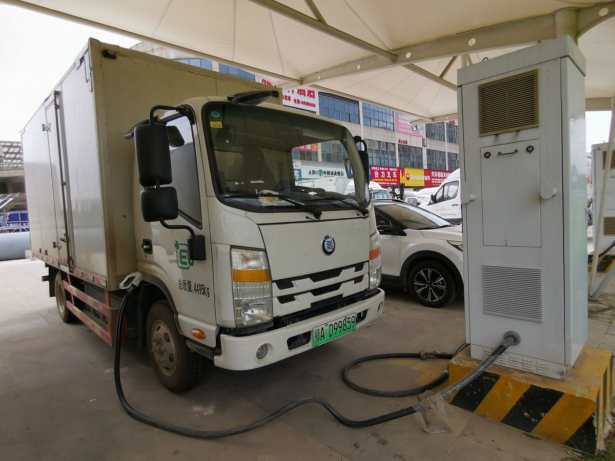 汽车电子中的稳压电路应用：从ECU到照明系统