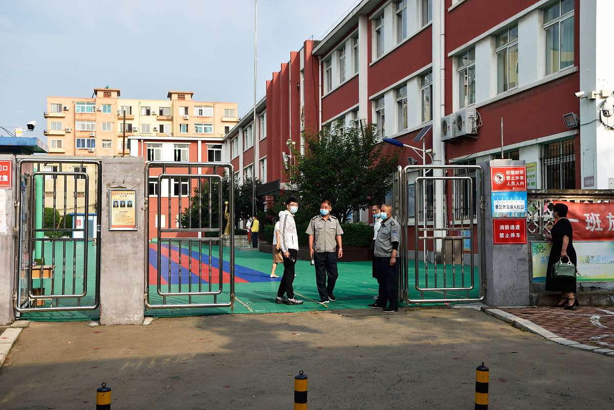 青岛外事服务学校地址：南京路1号，市政府东侧