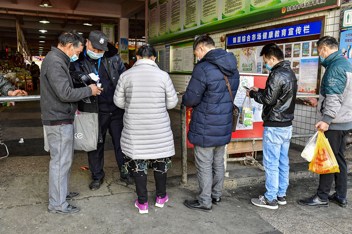 一．双桥村目前面临的主要困境是年轻劳动力不足。二．缺乏市场经营的能力。三．人才外流严重村里的劳动力不足。四．留守儿童和空巢老人较多。五．农村实际与文旅发展之间的矛盾：交通的便捷度、活动的吸引力。六．创新能力乡村发展动力较弱他山公司的发展遭遇瓶颈期。七．受疫情影响村内产业产品农产品滞销村民收入减少。八．不具备与产业相应的基础设施。双桥村主要以特色养殖业如生态鳖、小龙虾等、旅游观光业油菜花节、秋季稻旅