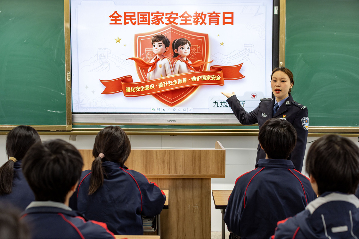 2026年4月14日,江苏泰州,民警在海陵区九龙实验学校为