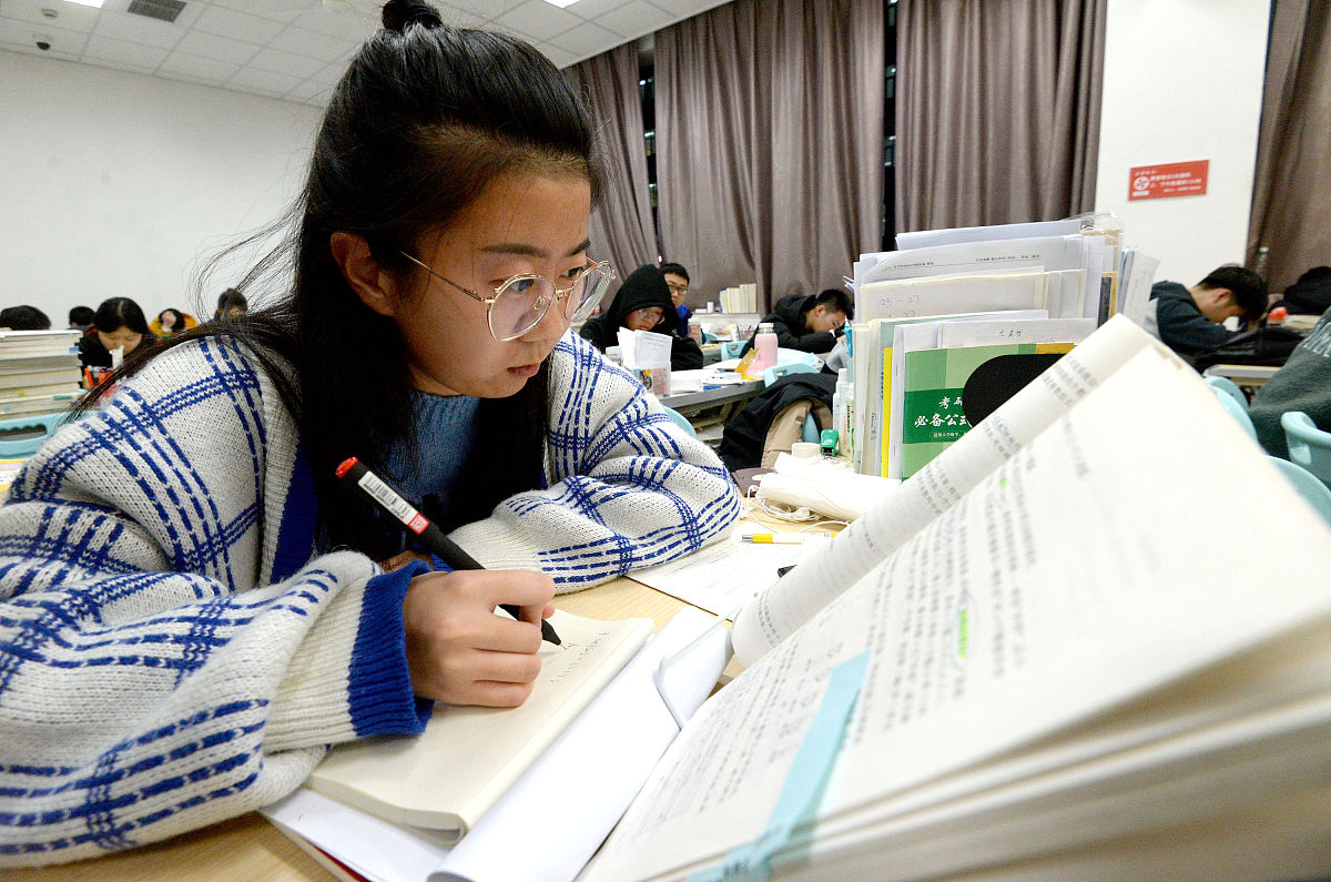 2020年12月8日晚,在位于河北省邯郸市的河北工程大学,考研学生在自习
