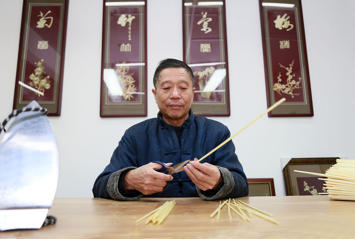 2018年12月19日,河南开封,为了让自家的镜子好卖,他开始尝试在镜子上