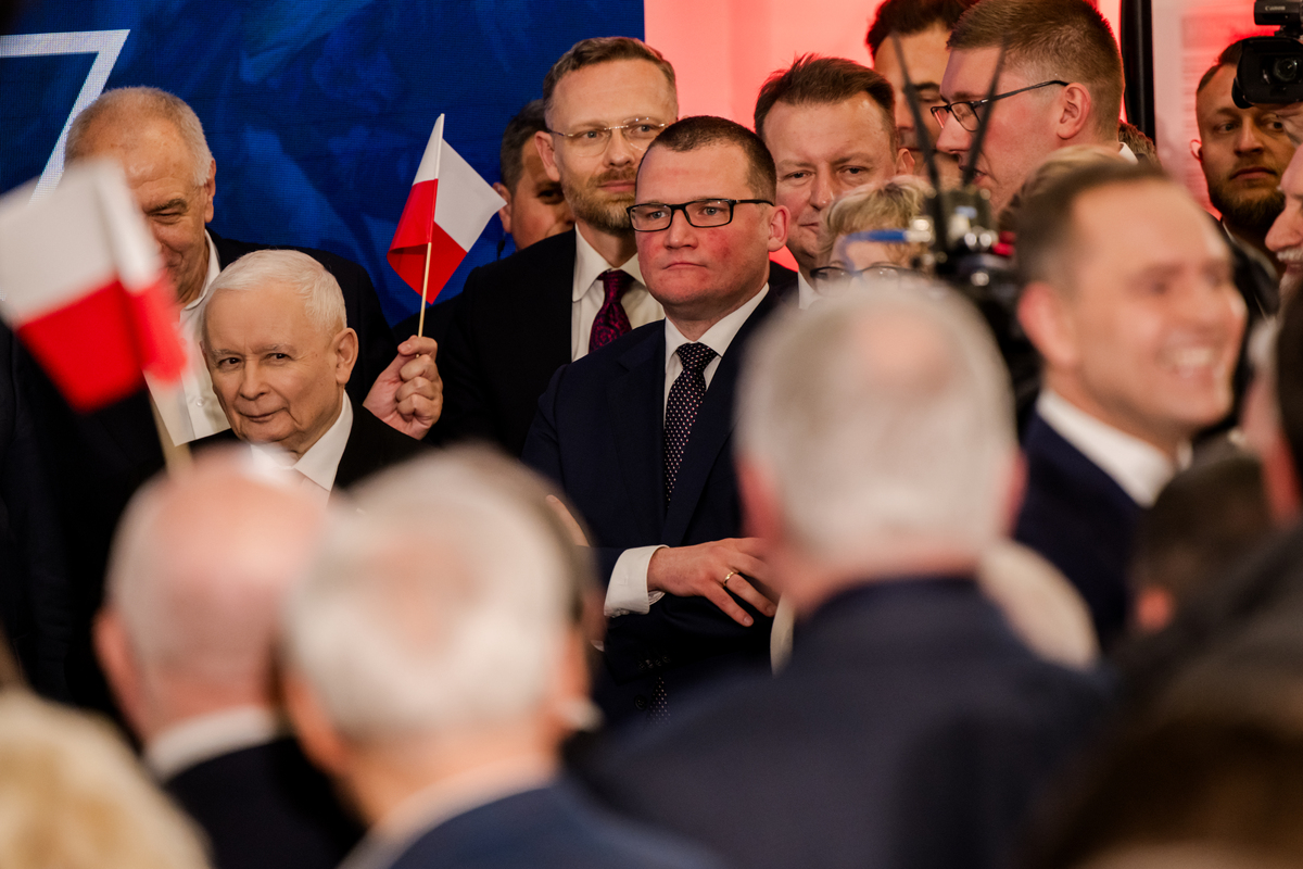 拜登笑着看着波兰总理或许在他心里欧洲的总舵主该换一换了 写一篇200字左右结尾