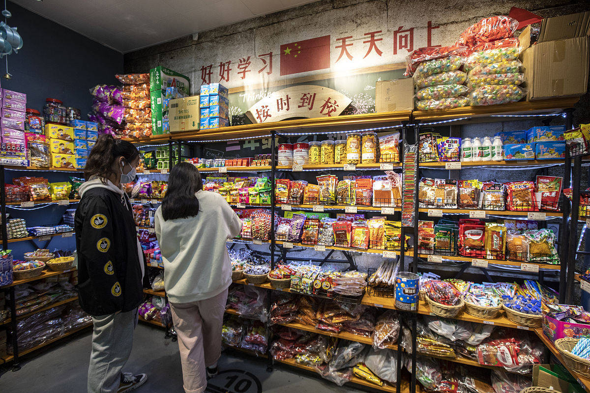 2021年3月13日,上海,怀旧食品主题店——小时候怀旧,主要销售70后,80
