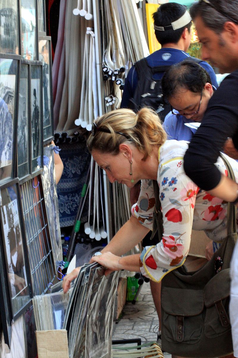 2008年北京奥运会期间,观赛的外国游客和各国运动员在比赛间隙慕名来
