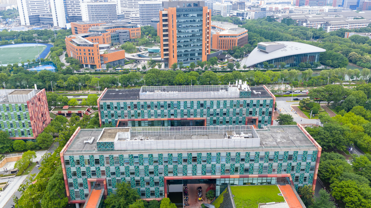 上海临港科技学校 - 培养未来科技精英的摇篮