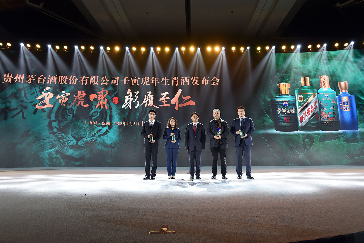 你是腾讯王者电竞品类的专业采购经理完成了供应商年度述职后你要给天美王者电竞的需求方发一封会议纪要的邮件请使用中文拟定一封会议纪要的总结邮件