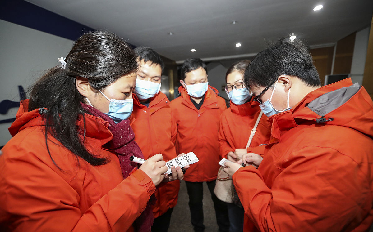 2020年一场战役来势汹汹肆虐着中华大地炎黄子孙守望相助高歌一曲无畏的大国无疆。 有这样一群人在病魔面前替我们负重前行他们是奋战在一线的医护工作者而又有些却是我们最熟悉的陌生人是我们身边默默无闻、平凡而又朴实的志愿者。扩写