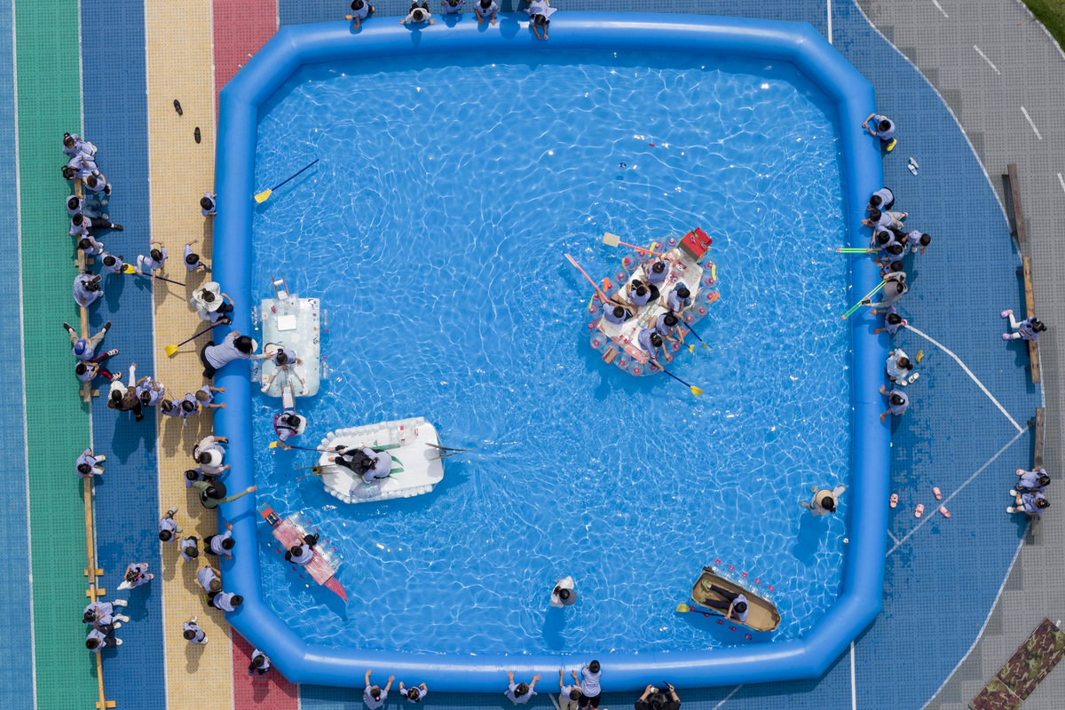 用金钱泳池美团小哥这三个写个文案